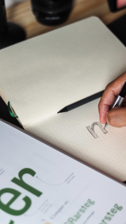 Hand skizziert Typografie in einem Notizbuch